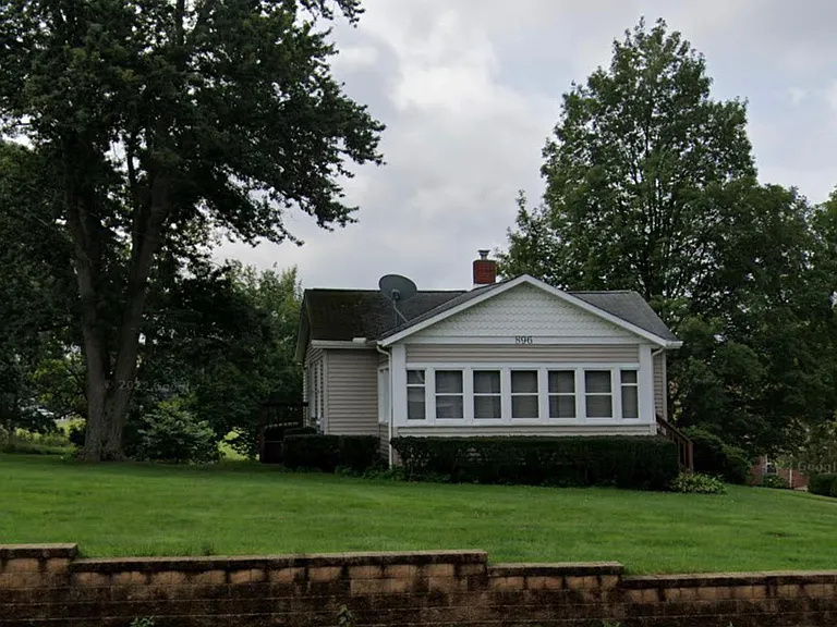 896 E Aurora Rd — Photo 1