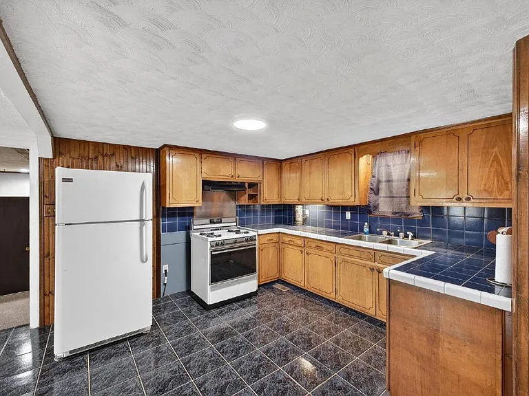 209 Edgar St — Photo 9