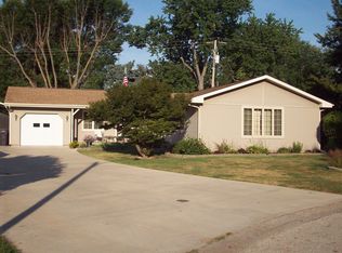 1008 Parkside Dr, Tuscola, IL 61953