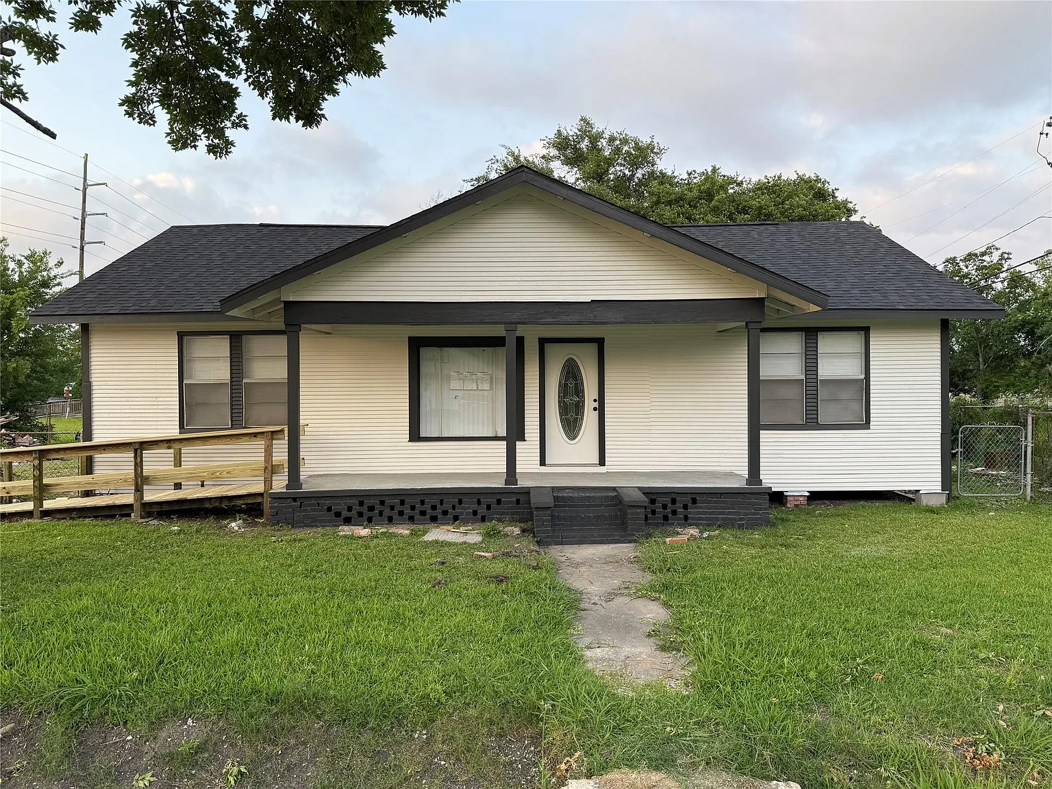 4 bed, 2.0 bath, 2007 sqft, $1,925 — Photo 1