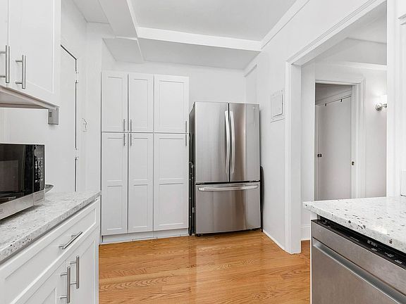3rd image of 200 W 70th St #2S