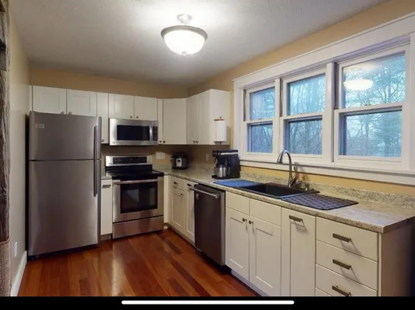13 Rosewood Ln, Essex Junction, VT 05452