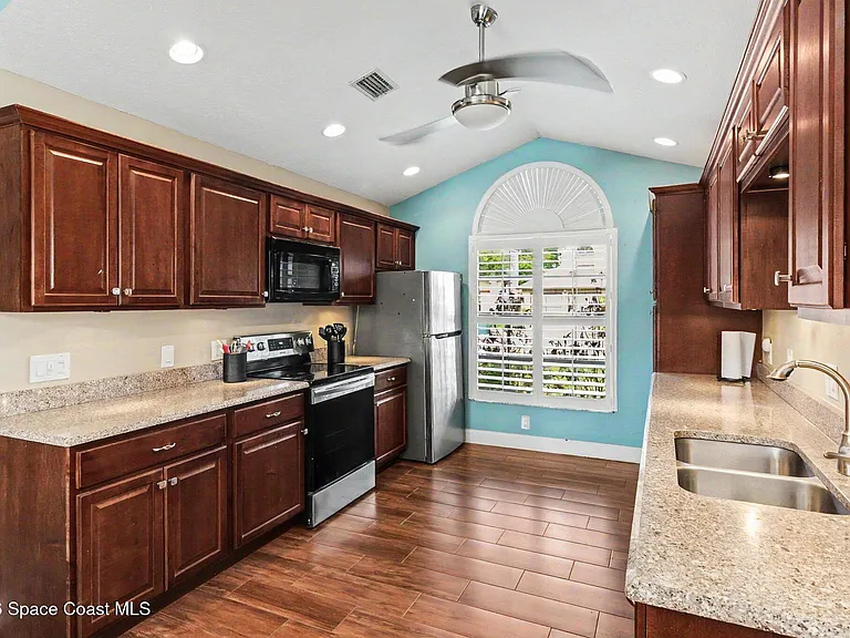 1611 Clover Cir — Photo 5