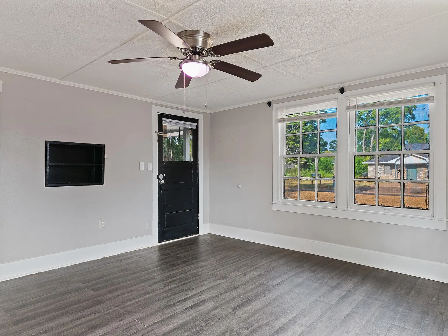 2 bed, 1.0 bath, 950 sqft, $97,500 — Photo 4