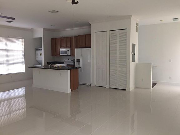 3rd image of 4301 NE 1st Ter APT 6