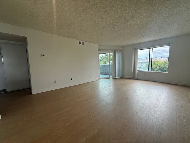 Building Photo - 17302 Chatsworth St #4