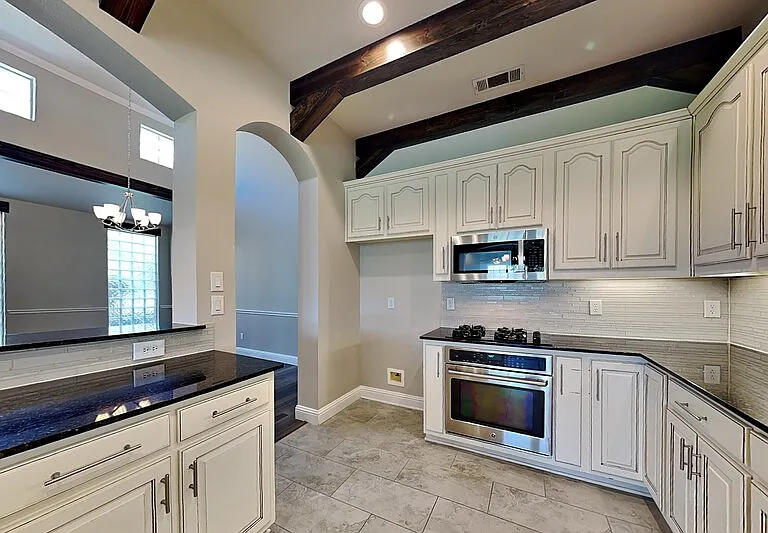 2120 Stone Creek Dr — Photo 3
