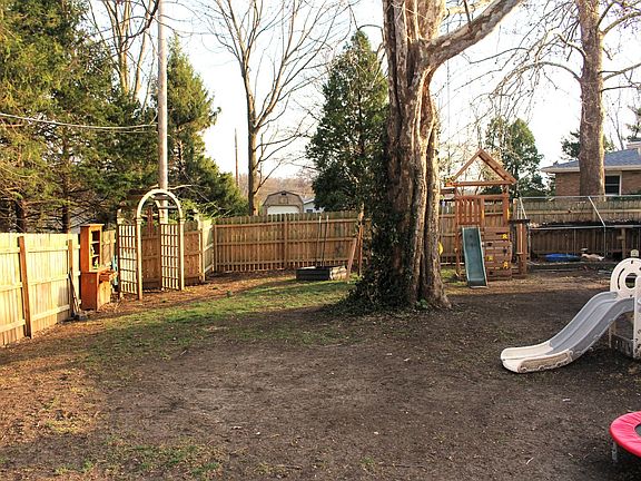 3rd image of 8 Edgelea Cir