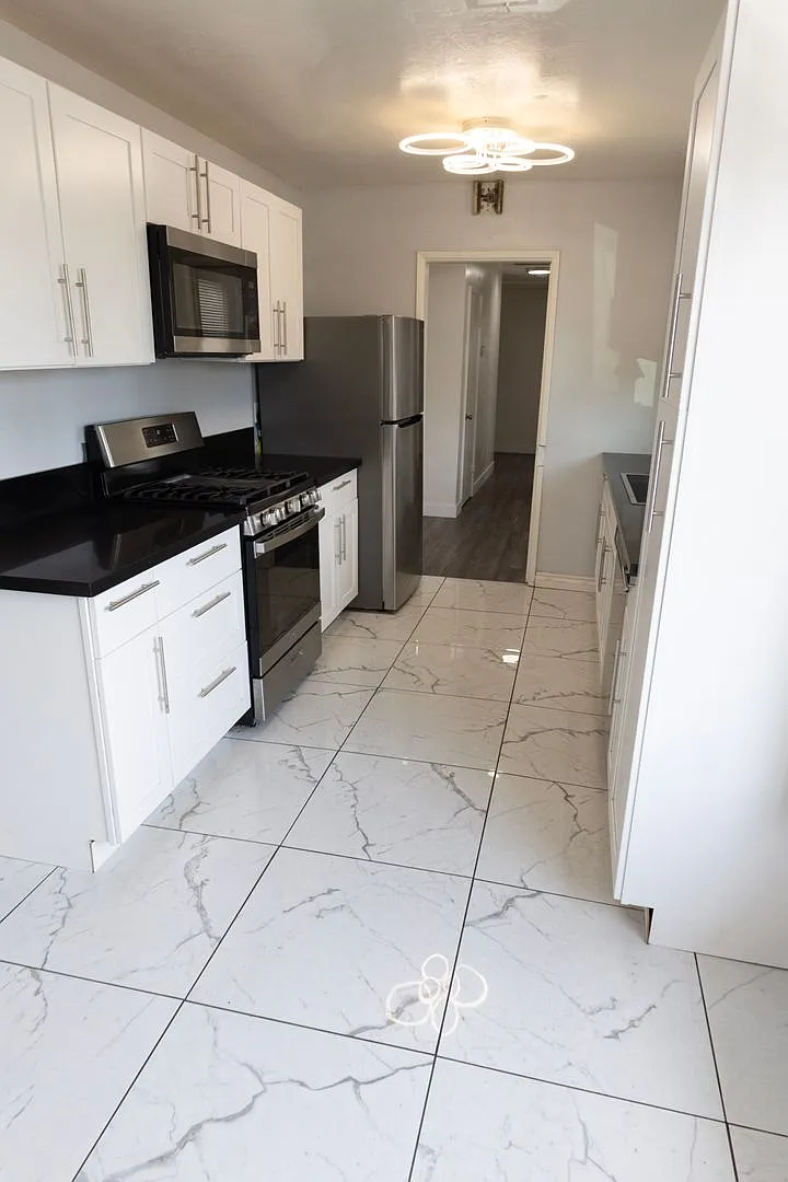 Across The Street From Campus- 8 Bedrooms Priced At Cost Of A 6 Bedroom! Act Quick!- Short Lease — Photo 4