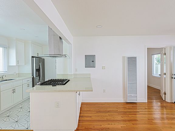 4th image of 70 Roycroft Ave #D