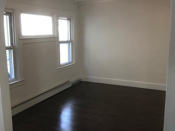5th image of 19 Bowen St