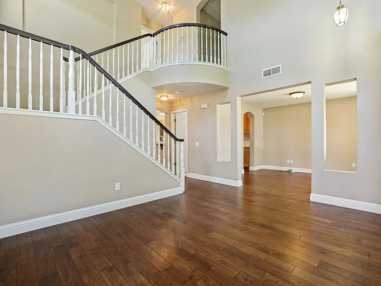 642 W Springer Dr — Photo 3