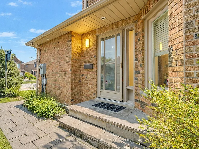 7166 Sandhurst Dr — Photo 6