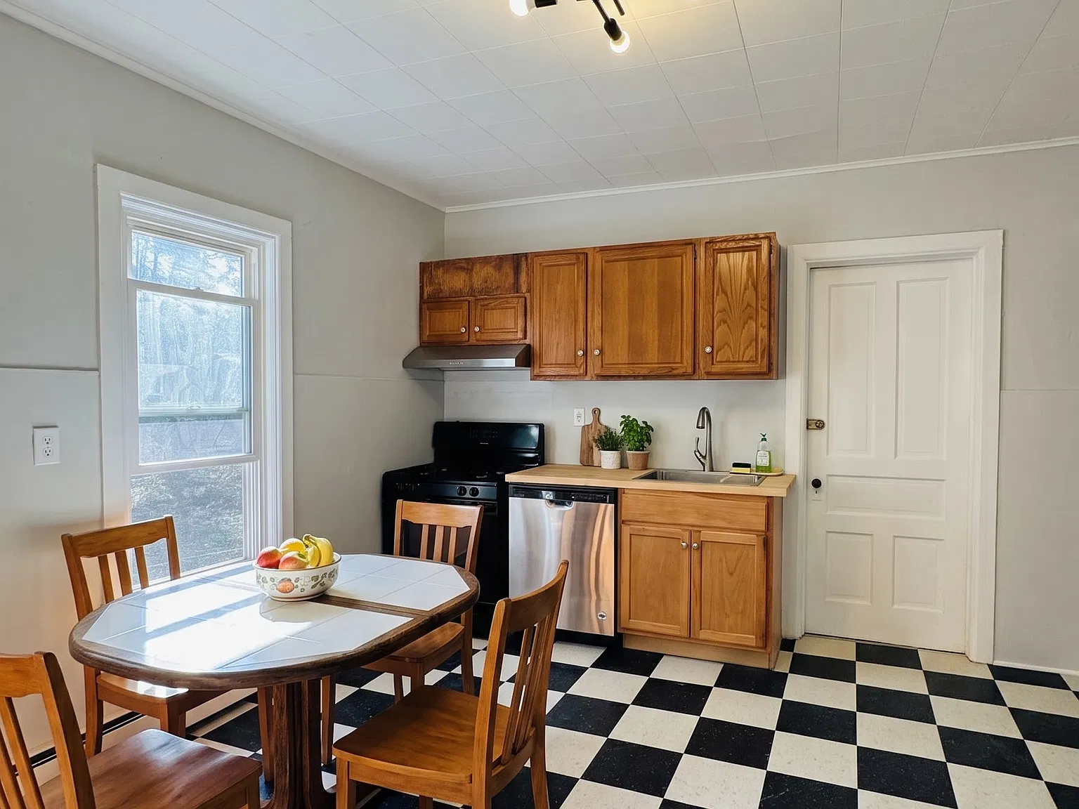 3 bed, 1100 sqft, $1,600 — Photo 4