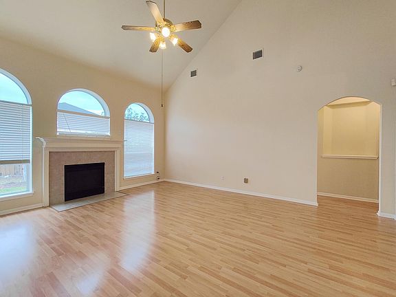 3rd image of 2715 Sunnycreek Ln