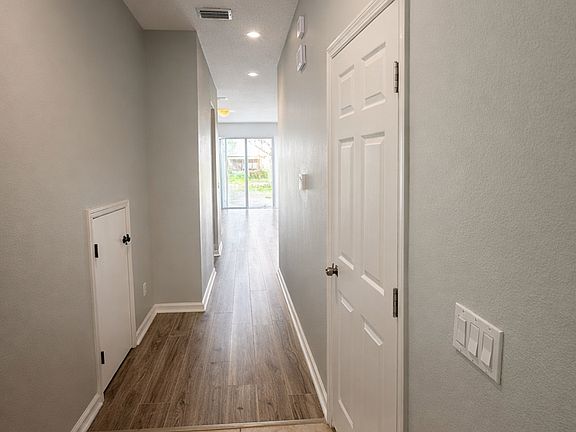 4th image of 629 Pinebranch Cir