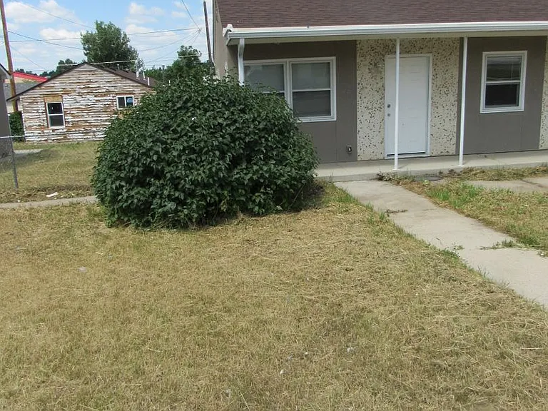 2 Bed 1 Bath in Triplex — Photo 3
