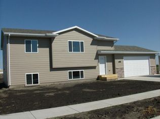 2025 Miller Ln, Aberdeen, SD 57401