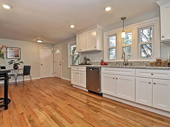 4th image of 31 Brentwood Dr