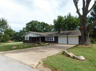 2008 Oakridge Dr, Ava, MO 65608