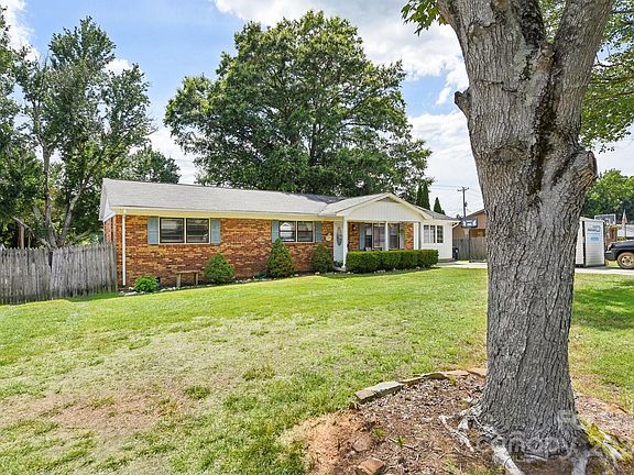 3rd image of 2513 Fairgreen Dr