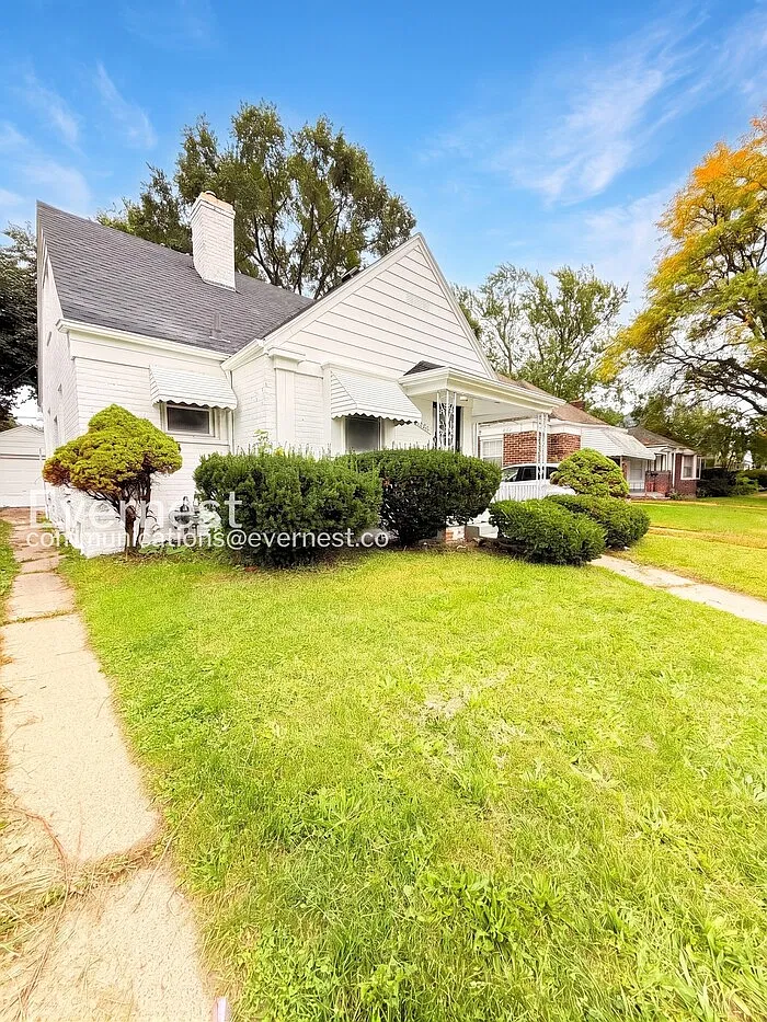 3 bed, 1.0 bath, 1002 sqft, $1,375 — Photo 2