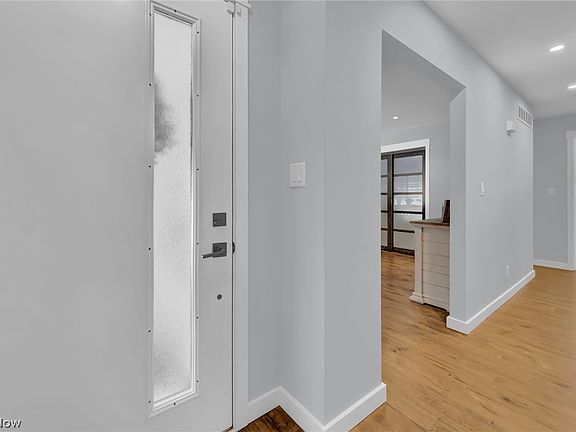 3rd image of 280 Tanglewood Trl