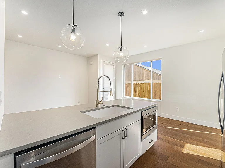 1331 Newton St — Photo 3