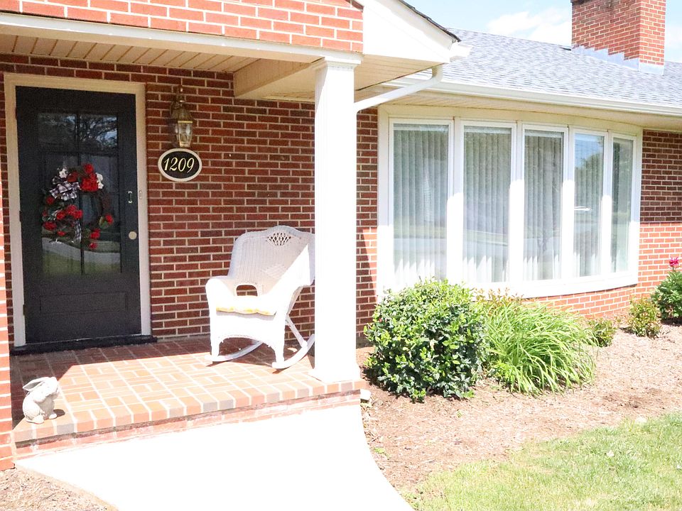 1st image of 1209 Roanoke Blvd