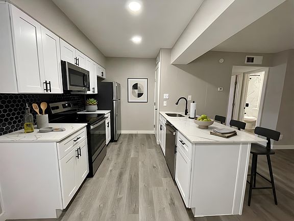 5th image of 401 W 39th 1/2 St #206
