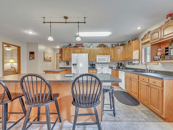 3rd image of 416 Emerald Dr