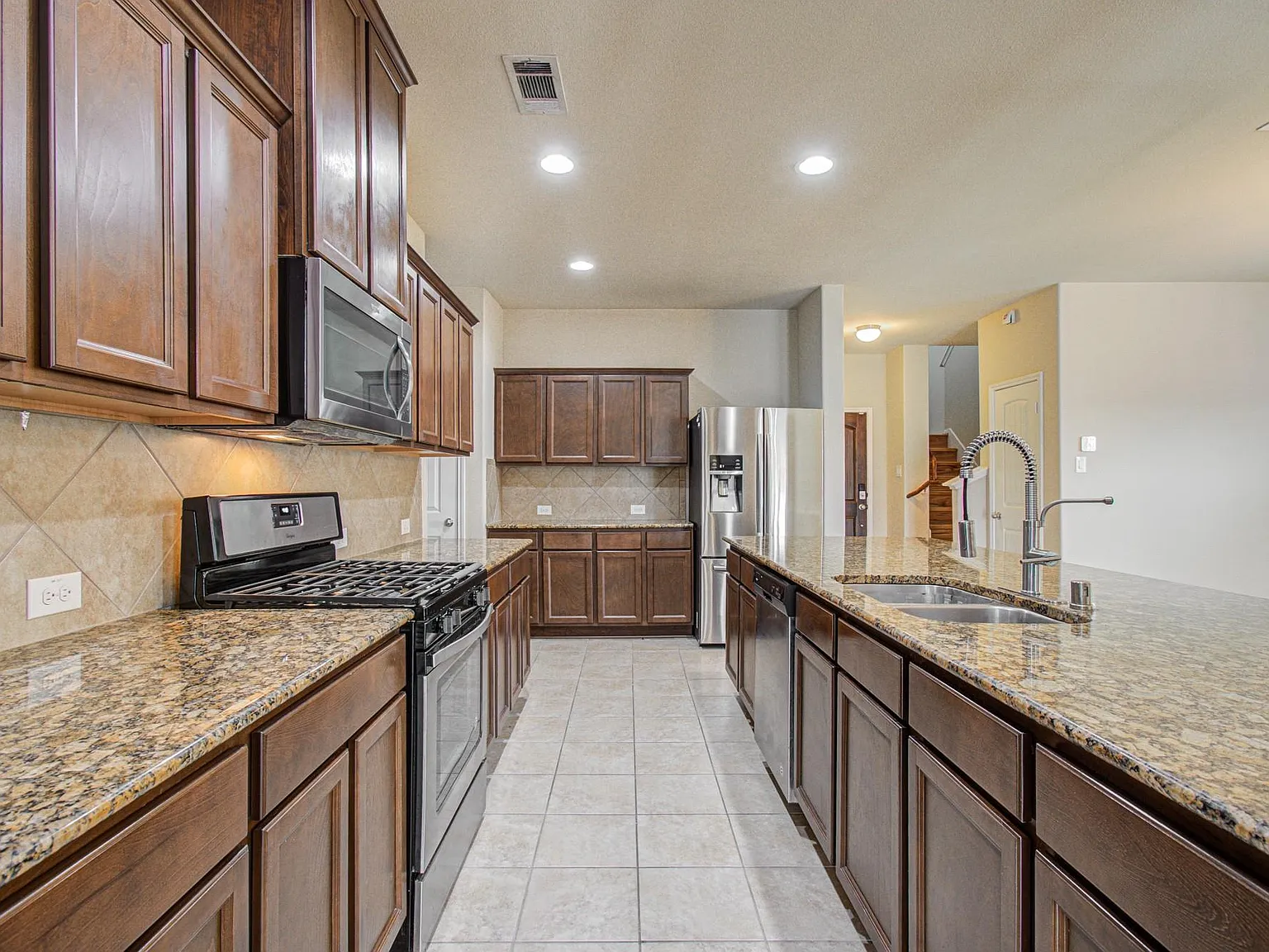 4 bed, 3.5 bath, 2762 sqft, $2,750 — Photo 3