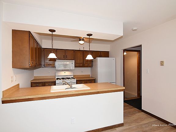 3rd image of 212 Maplewood Dr