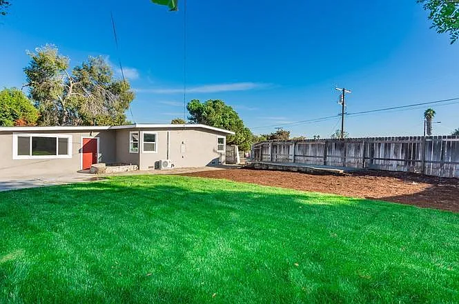 1610 Dupont Dr — Photo 24