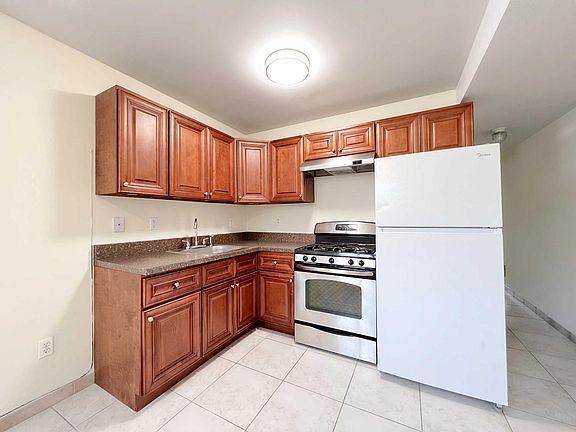 3rd image of 47 Perona Ln Floor Basement