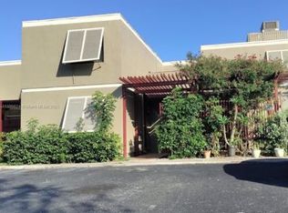 11050 N Lakeview Dr, Hollywood, FL 33026