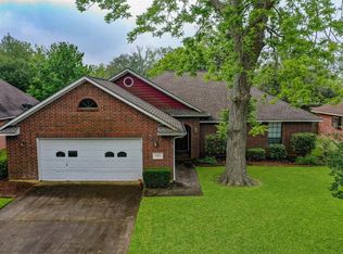 121 Zinnia St, Lake Jackson, TX 77566