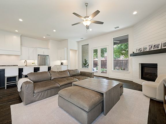 4th image of 2213 Leslie Ln