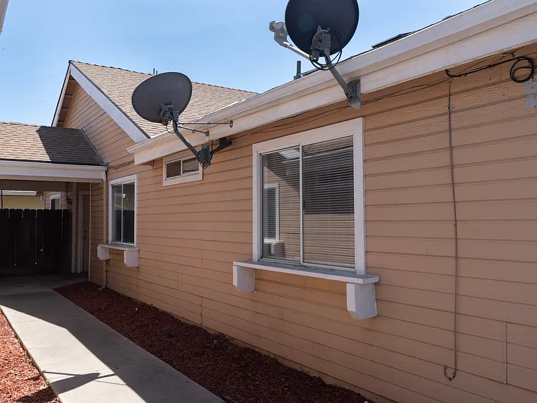 7010 N Thorne Ave #102 — Photo 3