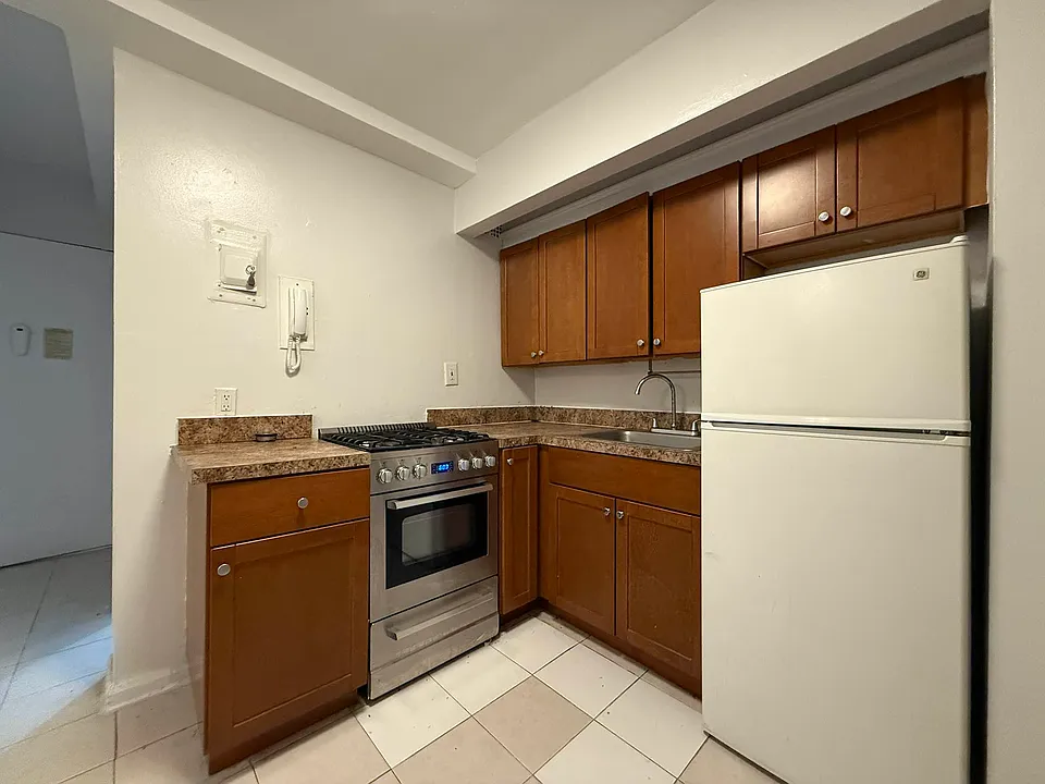 247 E 33rd St #4C