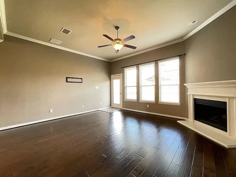1700 Medina Ln — Photo 11