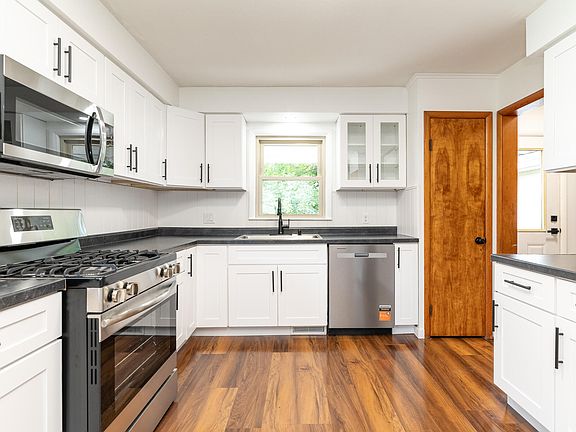 3rd image of 825 Forest St