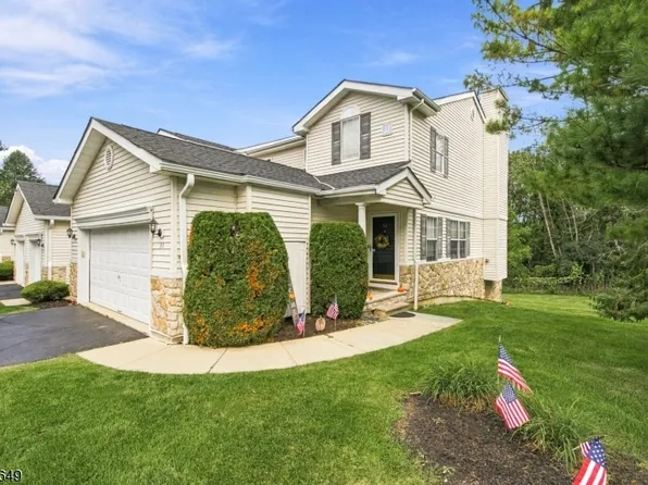 51 Lakeview Dr, Hamburg Boro, NJ 07419