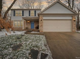 1080 Walloon Way, Lake Orion, MI 48360