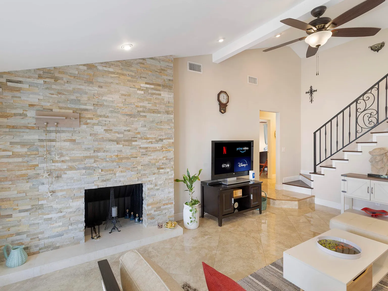 3 bed, 2.0 bath, 1700 sqft, $4,550 — Photo 4