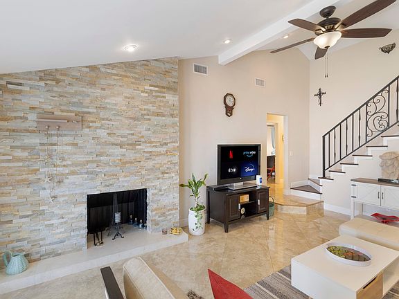 4th image of 832 Green St #1