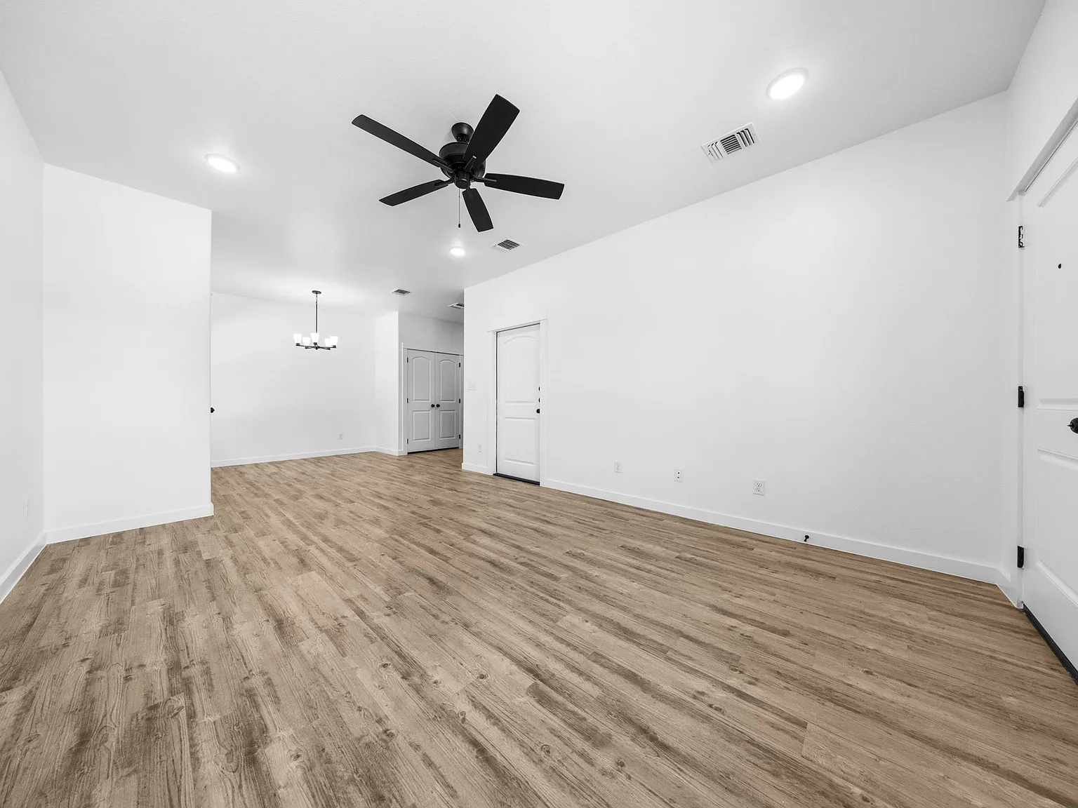 3 bed, 1289 sqft, $1,545 — Photo 4