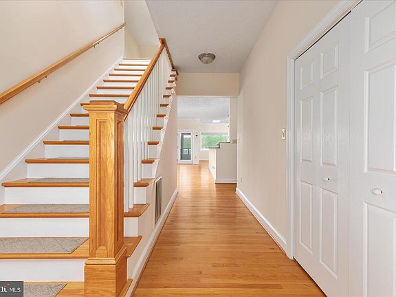 5th image of 1050 Almond Dr