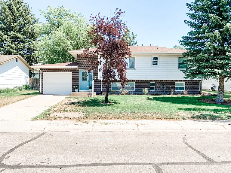 5033 Pineridge Ave — Photo 1