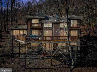 574 Bobcat Dr, Berkeley Springs, WV 25411